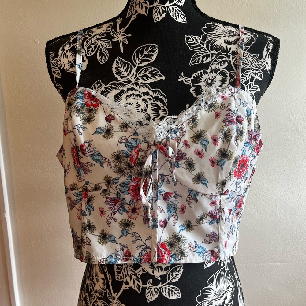 SHEIN White Floral Lace-Trim Crop Cami with Red & Blue Accents